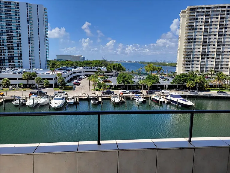 220 Kings Point Dr #606 — Photo 1