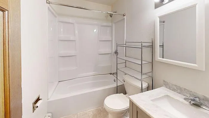 2 bed, 1.0 bath, $950 — Photo 3