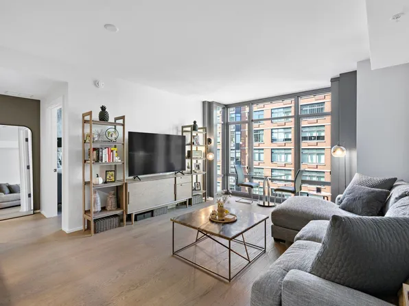 1425 Hudson Street image 3 of 23