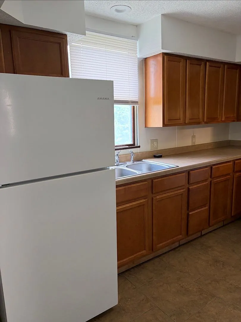 4 Bedroom, 2 Bathroom House — Photo 2