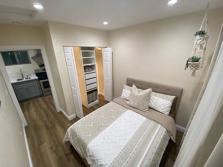 2121 N Lincoln St — Photo 5