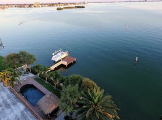 7024 S Shore Dr S, South Pasadena, FL 33707