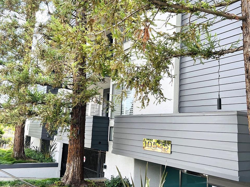 Building secured gate with intercom