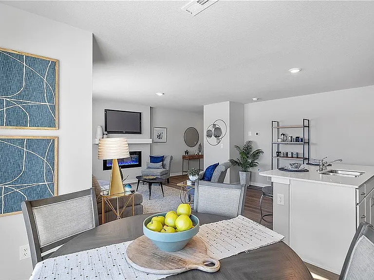 305 Juniper Dr — Photo 3