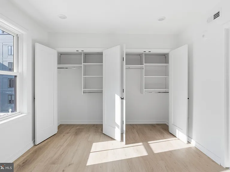 209 New St #2G — Photo 12