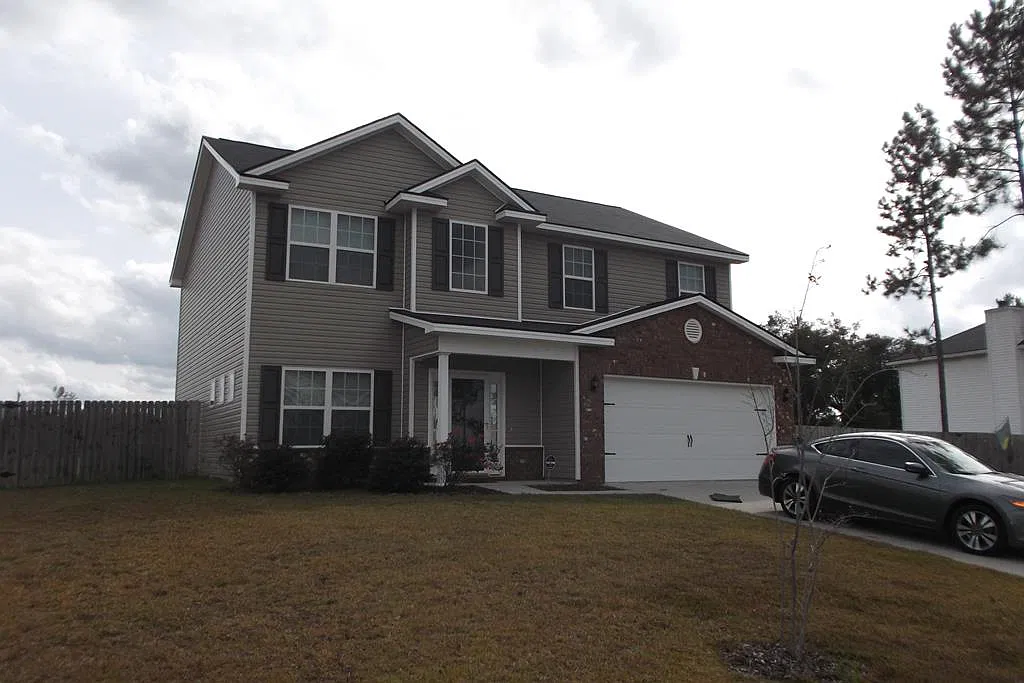4 bed, 2.5 bath, 2280 sqft, $1,800 — Photo 1