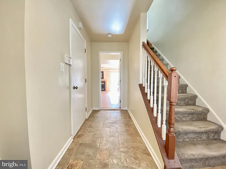 240 William Livingston Ct — Photo 32
