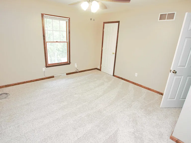 98 Thorndale Cir — Photo 41