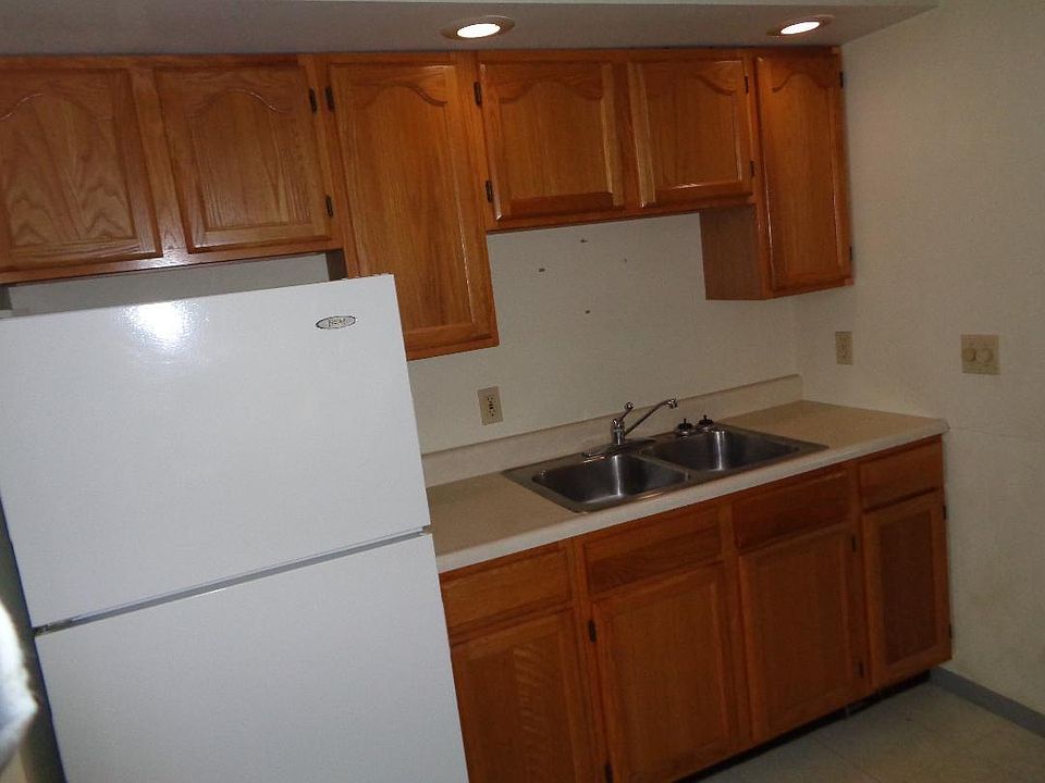Kitchen - frigerator and sink