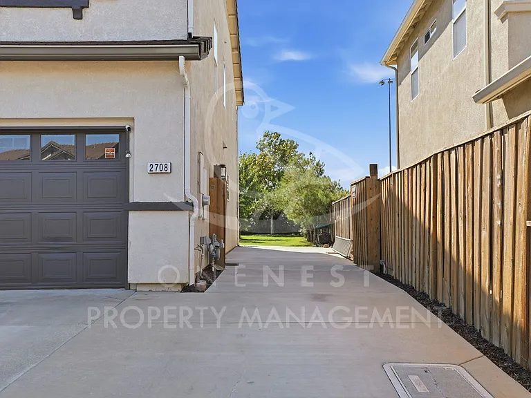 2708 Woodfield Way — Photo 4
