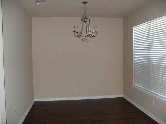 4th image of 600 S Heights Dr