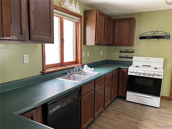 3rd image of 715 West St
