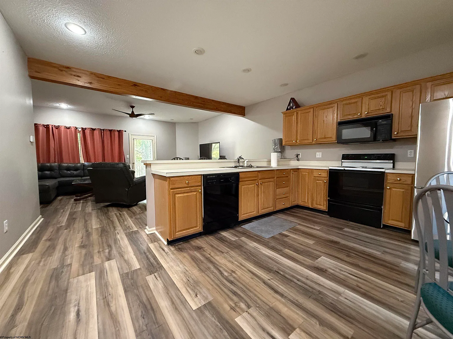3 bed, 3.0 bath, $2,500 — Photo 3