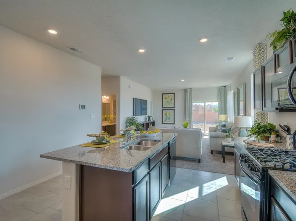 8 Calle Ocio Ct, Los Lunas, NM 87031