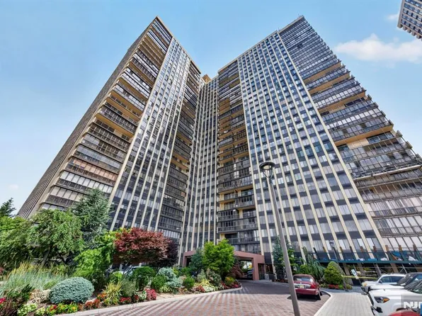 300 Winston Dr APT L22, Cliffside Park, NJ 07010
