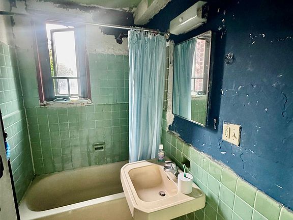 4th image of 1503 Metropolitan Avenue #6E