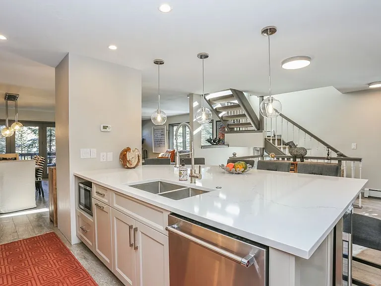 1 Mount Royal Dr — Photo 2
