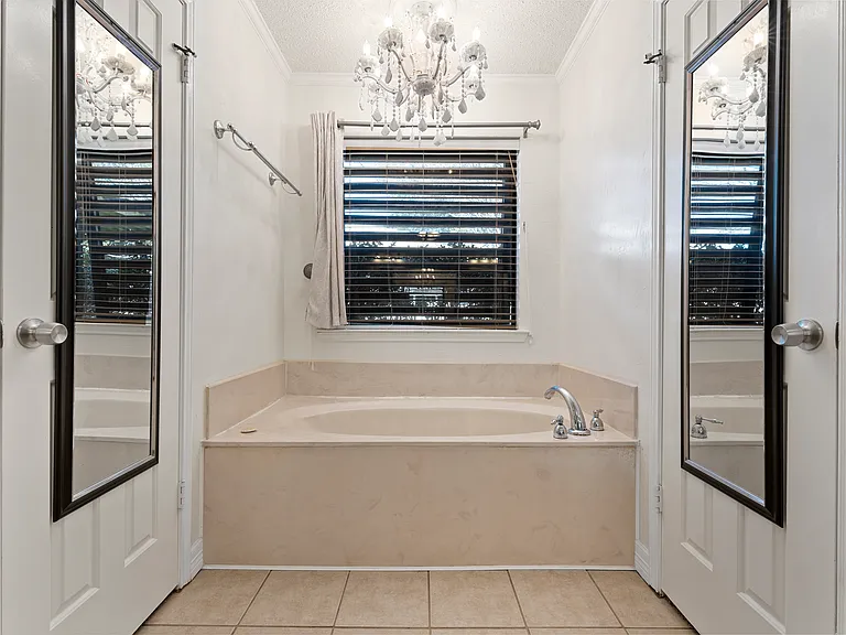 9622 Oak Springs Dr — Photo 25