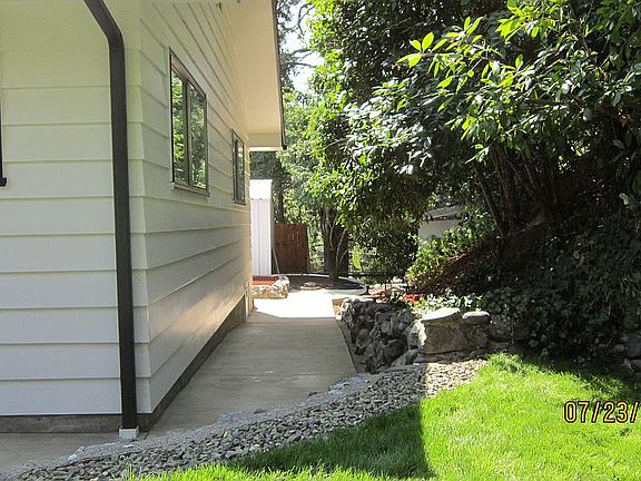 5th image of 591 Fairchild St