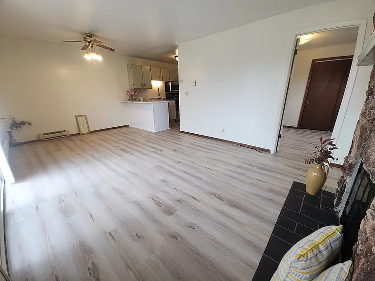 1045 Greenwood Ct — Photo 9