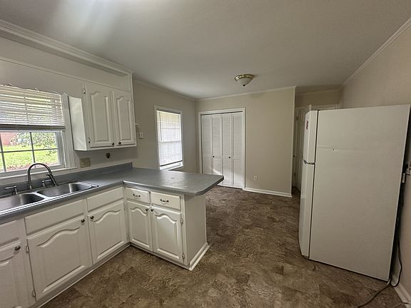 4th image of 60 Oak Ave