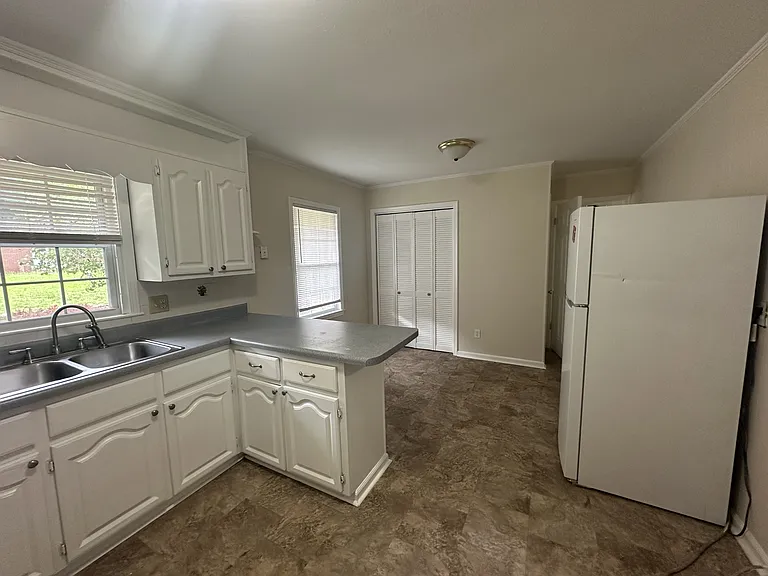 60 Oak Ave — Photo 4