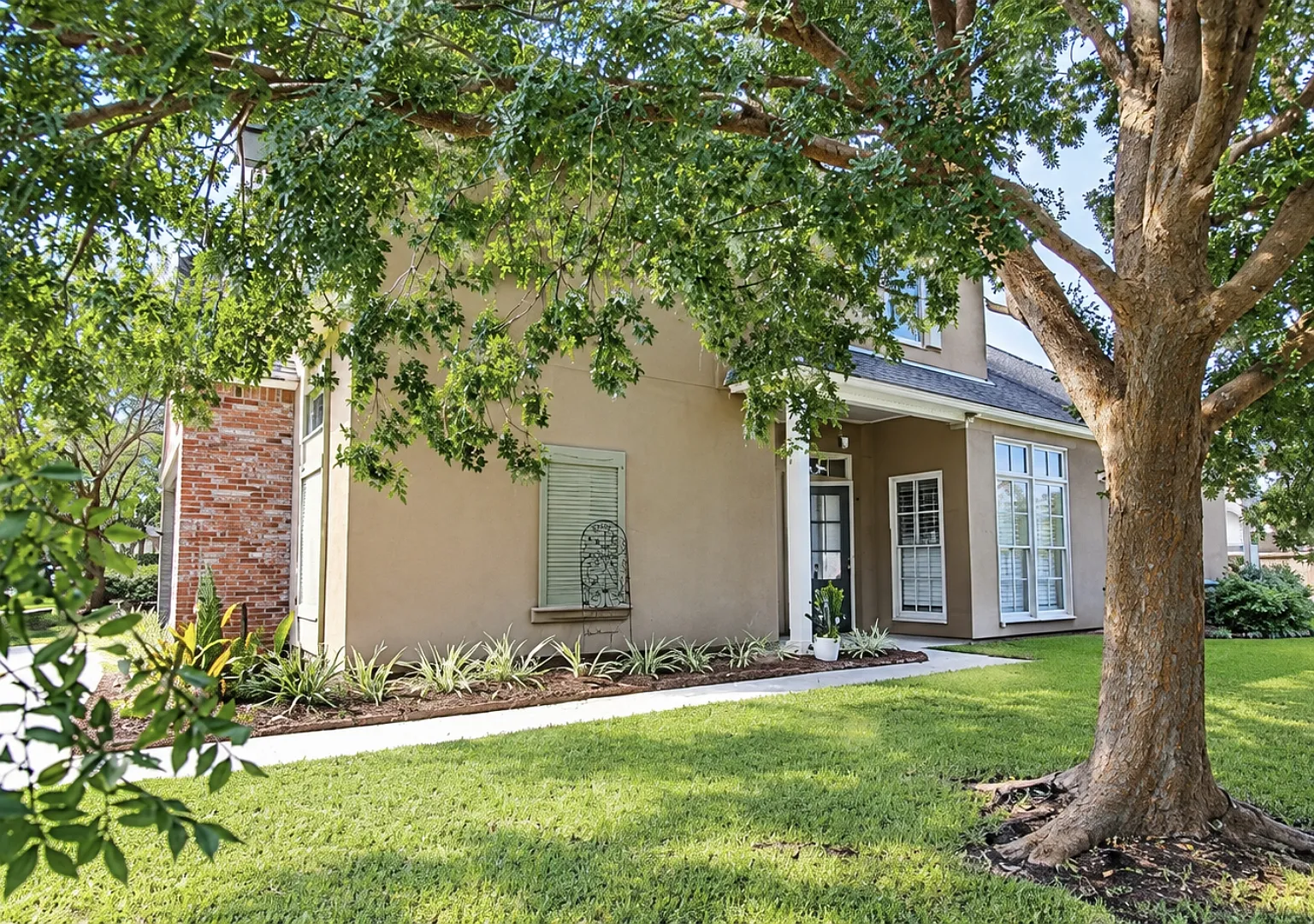 3 bed, 2.5 bath, 2018 sqft, $2,500 — Photo 2