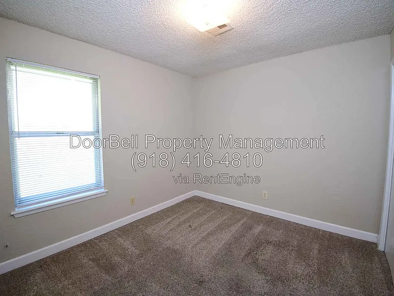 740 W Commercial St — Photo 15
