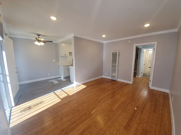 1334 Las Palmas Ave — Photo 10