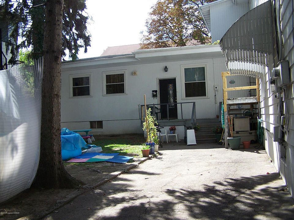 2nd image of 221 Pierce St