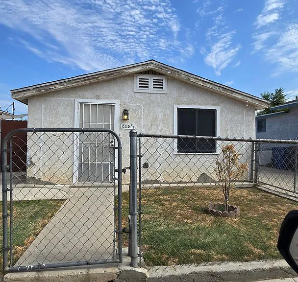 216 1/2 E Warren Ave — Photo 1