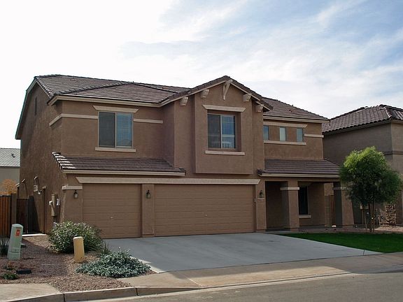 Terrific location in Senita. 4 HUGE bedrooms, all with walk in closets.