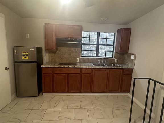 3rd image of 425 Hawthorne St #12