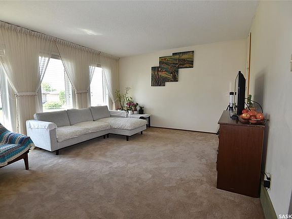 4th image of 309 Watson CRESCENT