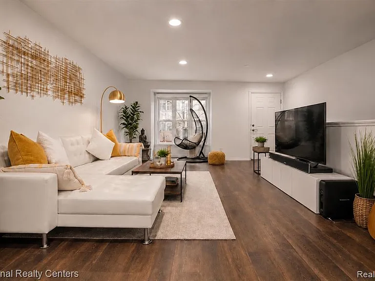 27863 Hopkins Dr — Photo 4