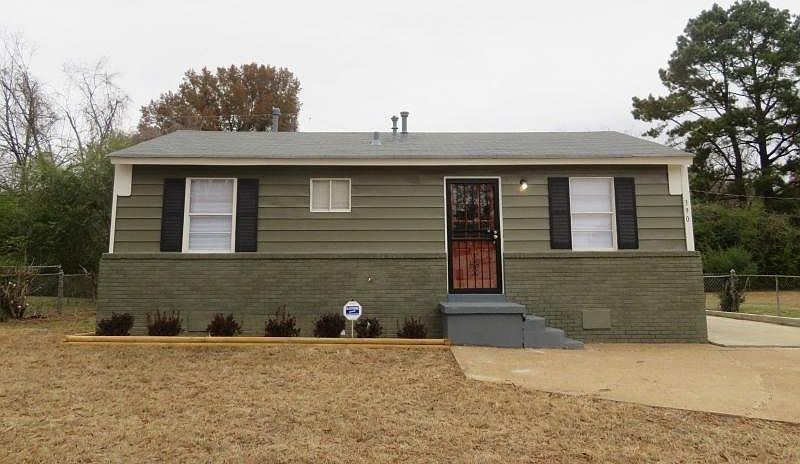 1st image of 390 Maggie Dr