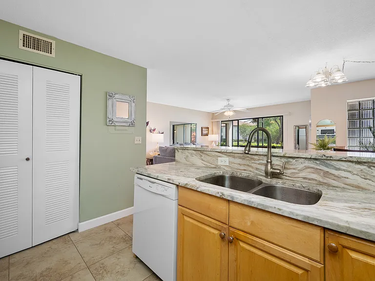 3301 Crystal Ct #D — Photo 26