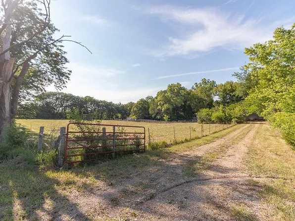 110 E 7th St, Lecompton, KS 66050