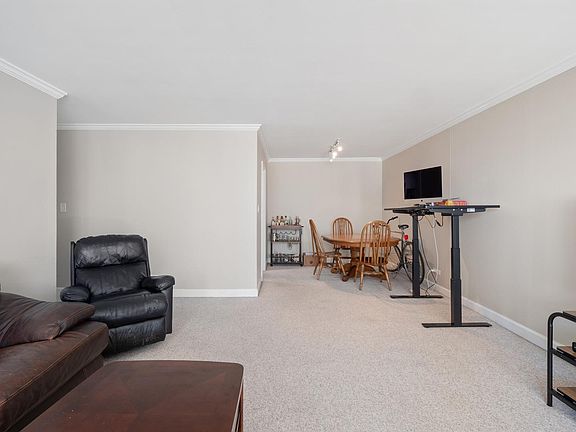 4th image of 3930 N Pine Grove Ave APT 2415