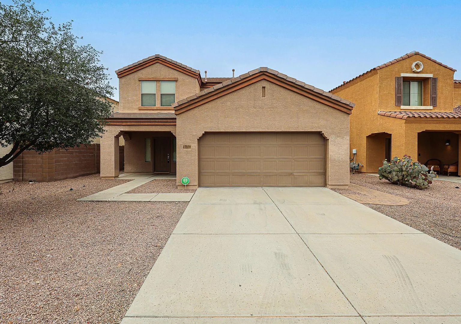 3 bed, 2.5 bath, 2325 sqft, $1,995 — Photo 1