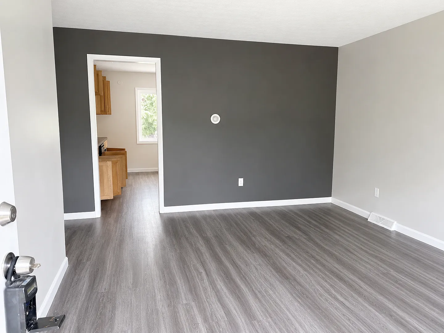 Beautifully Renovated 4BR Retreat with Spacious Yard in North Columbus — Photo 2