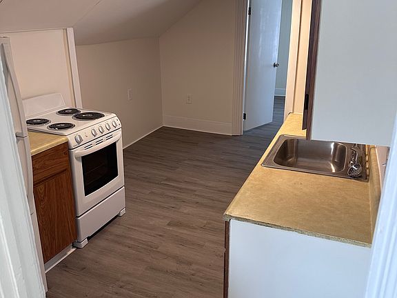 3rd image of 10 E Washington St APT 5