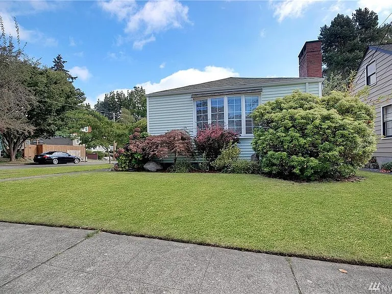 4726 36th Ave NE — Photo 3