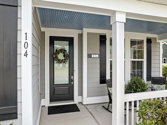 3rd image of 104 Starling St