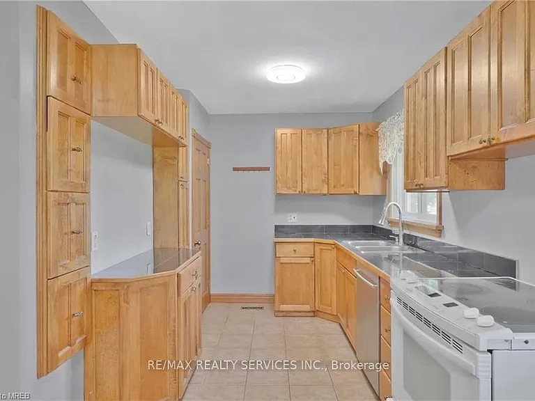 675 Inverness Ave — Photo 3
