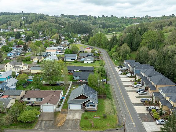 4th image of 855 NE Yamhill St