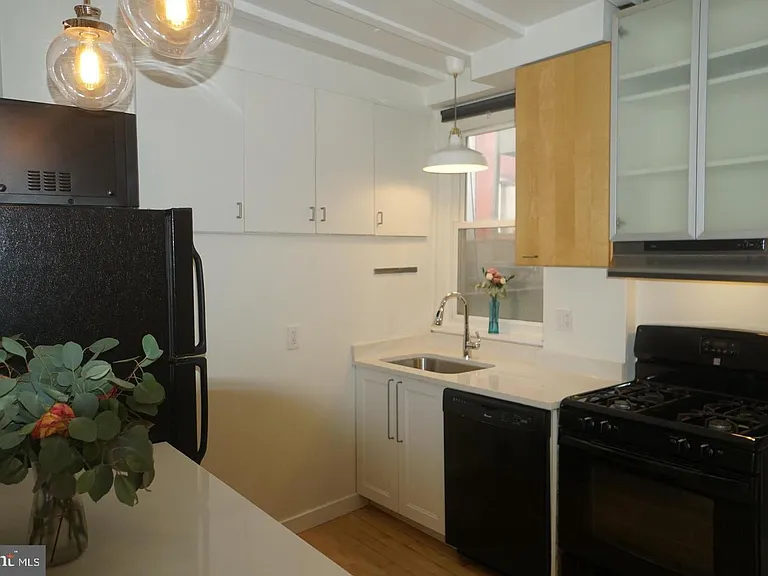 1010 New Market St — Photo 24