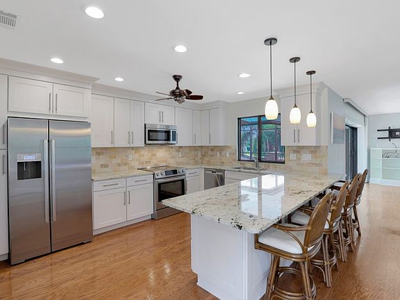 3rd image of 951 Plum Ct