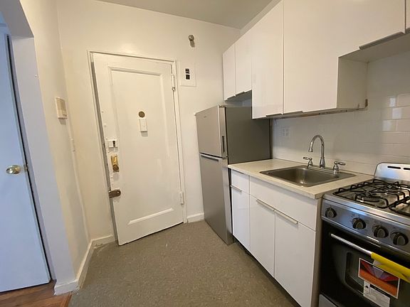5th image of 403 W 44th St #2R