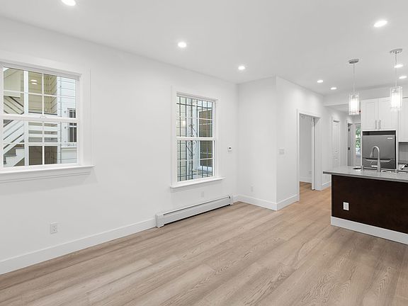 3rd image of 1555 Oak St APT 4